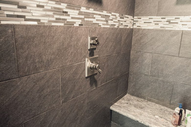 Modelo de cuarto de baño principal contemporáneo de tamaño medio con encimera de granito, ducha abierta, baldosas y/o azulejos negros, baldosas y/o azulejos de porcelana y suelo de baldosas de porcelana