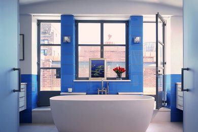 Diseño de cuarto de baño actual con baldosas y/o azulejos de vidrio y baldosas y/o azulejos azules