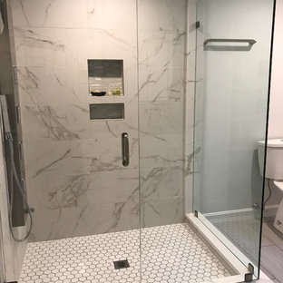 Inspiration för ett mellanstort vintage en-suite badrum, med en hörndusch, en toalettstol med separat cisternkåpa, grå kakel, kakel i metall, grå väggar, klinkergolv i porslin, grått golv och dusch med gångjärnsdörr