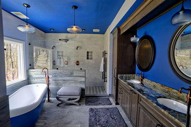 Пример оригинального дизайна: большая главная ванная комната в современном стиле с темными деревянными фасадами, отдельно стоящей ванной, открытым душем, раздельным унитазом, серой плиткой, керамогранитной плиткой, синими стенами, полом из керамогранита, врезной раковиной, столешницей из гранита, серым полом, открытым душем и бежевой столешницей