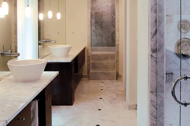 アトランタにあるラグジュアリーなコンテンポラリースタイルのおしゃれな浴室の写真