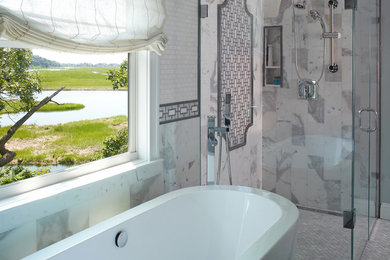 Esempio di una stanza da bagno classica con vasca freestanding, doccia ad angolo, piastrelle grigie e piastrelle bianche