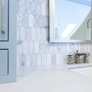 Idéer för att renovera ett stort vintage grå grått en-suite badrum, med luckor med profilerade fronter, blå skåp, ett platsbyggt badkar, en hörndusch, en toalettstol med separat cisternkåpa, grå kakel, marmorkakel, vita väggar, marmorgolv, ett undermonterad handfat, bänkskiva i kvarts, grått golv och dusch med gångjärnsdörr
