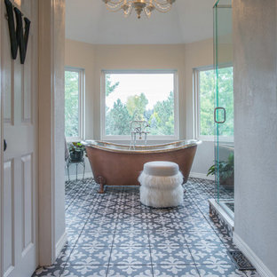 Inspiration för stora moderna en-suite badrum, med släta luckor, vita skåp, ett badkar med tassar, en dusch i en alkov, en toalettstol med hel cisternkåpa, vita väggar, klinkergolv i keramik, ett konsol handfat, grönt golv och dusch med gångjärnsdörr