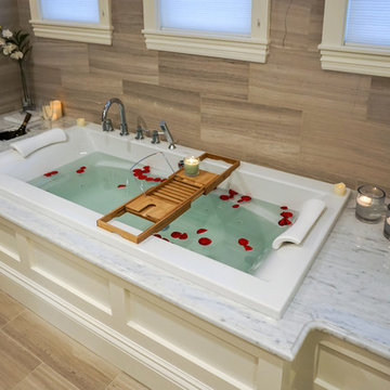 Master Bathroom with his / her Jacuzzi