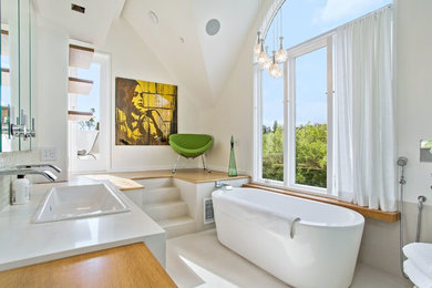 ロサンゼルスにあるラグジュアリーな広いコンテンポラリースタイルのおしゃれなマスターバスルーム (置き型浴槽、白い壁、オーバーカウンターシンク、磁器タイルの床、クオーツストーンの洗面台、ベージュの床) の写真