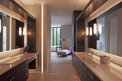 Ejemplo de cuarto de baño principal moderno grande con puertas de armario de madera en tonos medios, paredes beige, lavabo bajoencimera, encimera de granito, suelo beige, bañera exenta, ducha abierta y ducha abierta