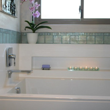 Master Bathtub with recessed soap & accessory areawal