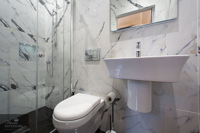 Stilmix Badezimmer En Suite mit schwarz-weißen Fliesen, Einbauwaschbecken und weißer Wandfarbe in Sonstige