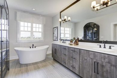 Ejemplo de cuarto de baño principal campestre grande con ducha doble, baldosas y/o azulejos grises, encimera de cuarcita y encimeras blancas