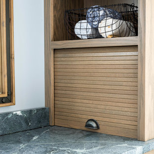 Inredning av ett klassiskt stort blå blått en-suite badrum, med skåp i shakerstil, skåp i mellenmörkt trä, ett fristående badkar, en dusch i en alkov, blå väggar, klinkergolv i porslin, ett fristående handfat, marmorbänkskiva, flerfärgat golv och dusch med gångjärnsdörr