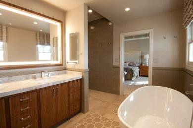 Стильный дизайн: ванная комната среднего размера в классическом стиле с плоскими фасадами, темными деревянными фасадами, отдельно стоящей ванной, бежевой плиткой, керамической плиткой, врезной раковиной, мраморной столешницей и бежевым полом - последний тренд