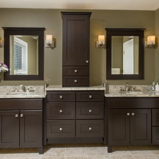 Ispirazione per una grande stanza da bagno padronale stile americano con lavabo sottopiano, ante con riquadro incassato, ante in legno bruno, top in granito, vasca freestanding, doccia alcova, WC a due pezzi, piastrelle beige, piastrelle in ceramica, pareti verdi e pavimento in travertino