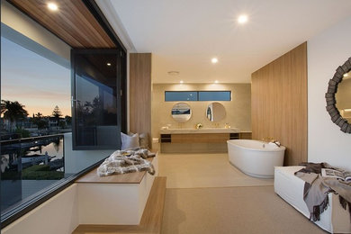 Пример оригинального дизайна: главная ванная комната в современном стиле с светлыми деревянными фасадами и столешницей из искусственного кварца