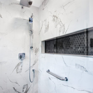 Idéer för ett mellanstort modernt vit en-suite badrum, med blå skåp, en öppen dusch, en toalettstol med separat cisternkåpa, gul kakel, porslinskakel, lila väggar, klinkergolv i porslin, ett undermonterad handfat, bänkskiva i kvarts och dusch med gångjärnsdörr