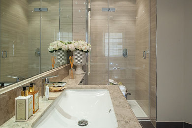 Imagen de cuarto de baño clásico con baldosas y/o azulejos de porcelana