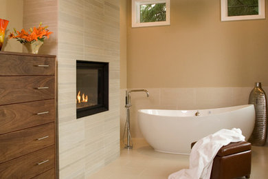 На фото: ванная комната в современном стиле с отдельно стоящей ванной с