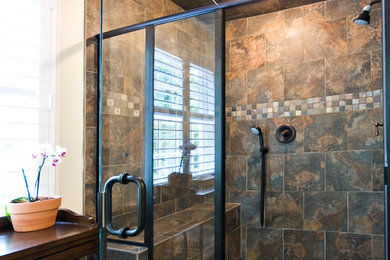 Idéer för att renovera ett mycket stort funkis en-suite badrum, med brun kakel, porslinskakel, klinkergolv i keramik och flerfärgat golv