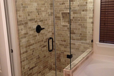 ヒューストンにある高級な中くらいなラスティックスタイルのおしゃれなマスターバスルーム (コーナー設置型シャワー、ベージュのタイル、石タイル) の写真