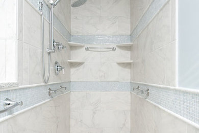 Ejemplo de cuarto de baño principal clásico de tamaño medio con ducha doble, baldosas y/o azulejos blancos, losas de piedra y suelo de mármol