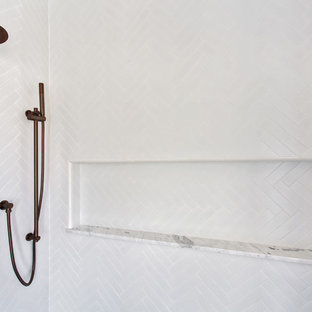 Foto di una stanza da bagno con doccia nordica di medie dimensioni con consolle stile comò, ante nere, doccia alcova, WC sospeso, piastrelle bianche, piastrelle in gres porcellanato, pareti grigie, pavimento in cementine, lavabo sottopiano, top in marmo, pavimento nero e porta doccia a battente