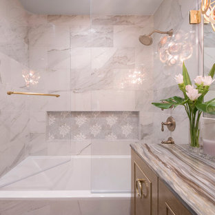 Mittelgroßes Shabby-Look Badezimmer En Suite mit verzierten Schränken, beigen Schränken, Eckbadewanne, Duschbadewanne, Wandtoilette mit Spülkasten, grauen Fliesen, Porzellanfliesen, bunten Wänden, Porzellan-Bodenfliesen, Unterbauwaschbecken, grauem Boden, Falttür-Duschabtrennung und Marmor-Waschbecken/Waschtisch in New York