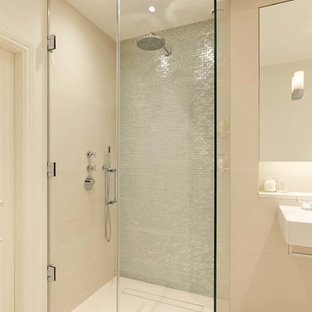 Inredning av ett modernt stort en-suite badrum, med en hörndusch, beige väggar och kakel i metall