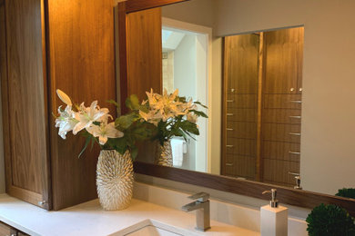 Immagine di una stanza da bagno padronale con ante in stile shaker, top in quarzite, un lavabo e mobile bagno incassato