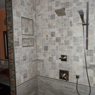 75+ Badezimmer mit bodengleicher Dusche und oranger Wandfarbe Ideen