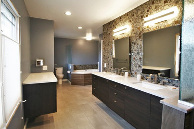 デトロイトにあるトラディショナルスタイルのおしゃれな浴室 (コーナー設置型シャワー、セラミックタイルの床、アンダーカウンター洗面器、ベージュの床、開き戸のシャワー) の写真
