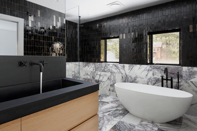 ニューヨークにある高級な広いコンテンポラリースタイルのおしゃれな浴室の写真