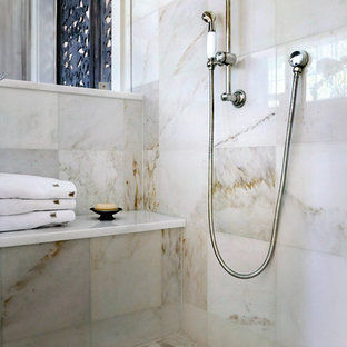 Exempel på ett stort shabby chic-inspirerat en-suite badrum, med luckor med profilerade fronter, skåp i slitet trä, ett undermonterat badkar, en dusch i en alkov, en toalettstol med separat cisternkåpa, vit kakel, mosaik, beige väggar, mosaikgolv, ett undermonterad handfat och marmorbänkskiva