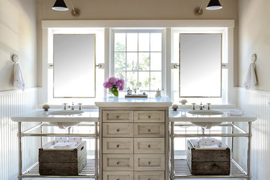 Imagen de cuarto de baño principal romántico grande con paredes beige, suelo con mosaicos de baldosas, lavabo bajoencimera, encimera de mármol, puertas de armario beige, espejo con luz y armarios con paneles empotrados