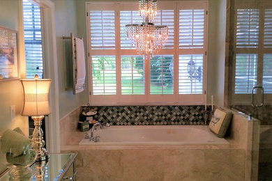 Diseño de cuarto de baño principal con bañera empotrada, baldosas y/o azulejos blancas y negros y baldosas y/o azulejos en mosaico