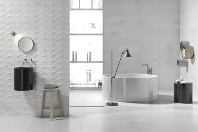 ハンプシャーにあるお手頃価格のコンテンポラリースタイルのおしゃれな浴室 (置き型浴槽、洗い場付きシャワー、磁器タイルの床、壁付け型シンク、磁器タイル) の写真