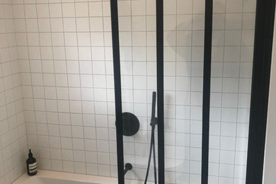 Foto på ett litet funkis en-suite badrum, med en öppen dusch, gul kakel och glasskiva