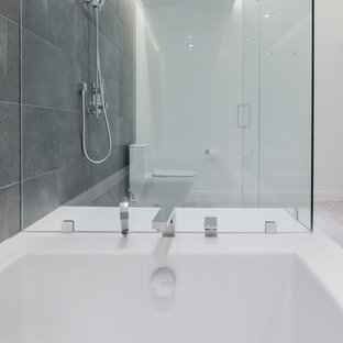 75+ Badezimmer mit hellem Holzboden und Mineralwerkstoff-Waschtisch