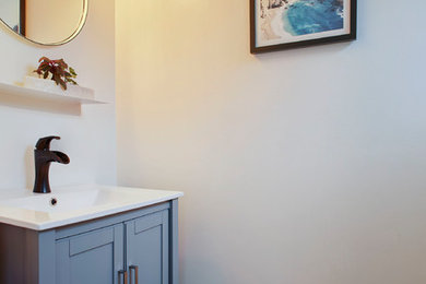 Bild på ett litet maritimt badrum med dusch, med skåp i shakerstil, grå skåp, en toalettstol med separat cisternkåpa, vita väggar, klinkergolv i keramik, ett nedsänkt handfat, bänkskiva i kvarts och blått golv