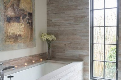 Foto de cuarto de baño principal clásico renovado grande con lavabo integrado, puertas de armario con efecto envejecido, encimera de cemento, bañera encastrada, ducha empotrada y paredes blancas
