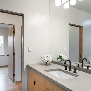 75+ Badezimmer mit hellem Holzboden und Falttür-Duschabtrennung Ideen