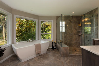 バンクーバーにあるトランジショナルスタイルのおしゃれな浴室の写真