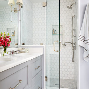 Idéer för att renovera ett mellanstort vintage vit vitt en-suite badrum, med luckor med infälld panel, grå skåp, en dusch i en alkov, grå kakel, mosaik, grå väggar, marmorgolv, ett undermonterad handfat, bänkskiva i kvartsit, grått golv och dusch med gångjärnsdörr