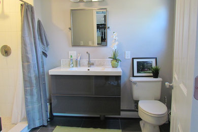 Ejemplo de cuarto de baño vintage pequeño con lavabo tipo consola, puertas de armario grises, ducha abierta, sanitario de dos piezas, baldosas y/o azulejos de porcelana, paredes grises y suelo de baldosas de porcelana