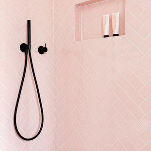 75+ Badezimmer mit rosafarbenen Fliesen und schwebendem Waschtisch