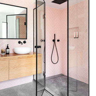 Idee per una stanza da bagno padronale design con doccia alcova, piastrelle rosa, piastrelle in ceramica, pareti bianche, top in legno, pavimento grigio, porta doccia a battente, top beige, due lavabi, mobile bagno sospeso, ante lisce, ante in legno chiaro e lavabo a bacinella