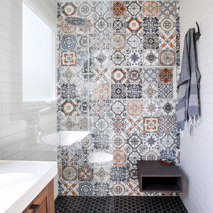 Ispirazione per una stanza da bagno con doccia minimal con ante in stile shaker, ante in legno scuro, doccia a filo pavimento, WC monopezzo, piastrelle multicolore, piastrelle diamantate, pareti bianche, lavabo a consolle, pavimento nero, doccia aperta e panca da doccia