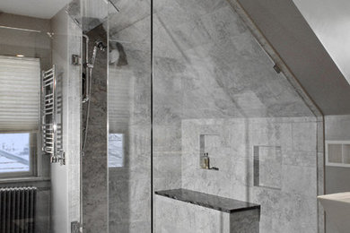 Imagen de cuarto de baño principal actual grande con ducha esquinera, baldosas y/o azulejos grises, baldosas y/o azulejos de cerámica, paredes grises y suelo de baldosas de cerámica