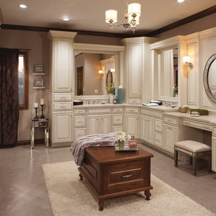 Immagine di una grande stanza da bagno padronale classica con ante con bugna sagomata, ante bianche, pavimento in vinile, lavabo sottopiano, top in quarzite, pavimento viola, pareti beige e top grigio
