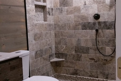 Diseño de cuarto de baño rústico con ducha a ras de suelo, baldosas y/o azulejos de piedra y suelo de travertino