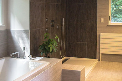 Exemple d'une grande salle de bain principale moderne en bois foncé avec un placard à porte plane, une baignoire en alcôve, une douche à l'italienne, un bidet, un carrelage gris, des carreaux de céramique, un mur gris, un sol en carrelage de céramique et un lavabo suspendu.
